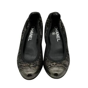 Chanel Black Gold Embossed Lace Pumps *SIZE 36C*Very nice Vintage Condition